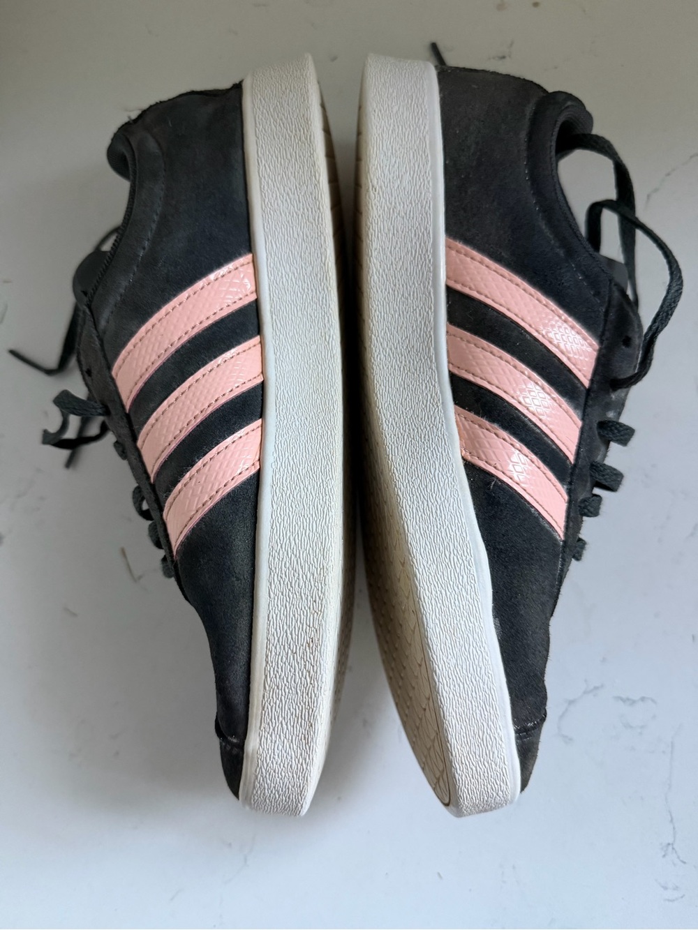 Adidas Women’s suedeSneakers with Pink Stripes Sz 7 - Picture 3 of 9
